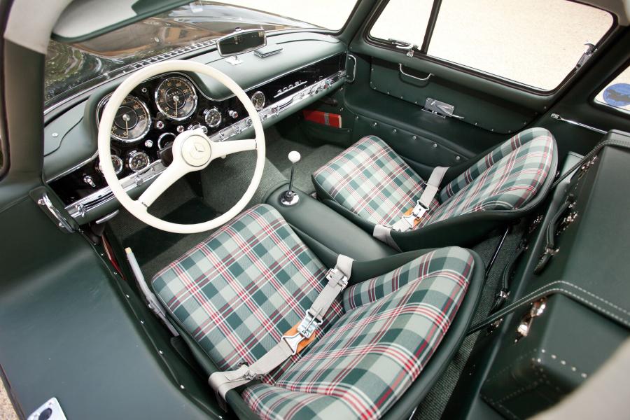 Интерьер Mercedes-Benz 300 SL Gullwing Coupe 1955 года  (фото 51 из 54)
